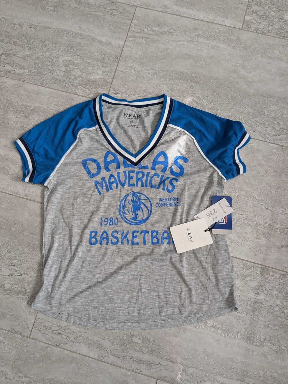 WEAR Erin Andrews Dallas Mavericks Womens S NBA 1980 Retro V Neck Shirt NWT